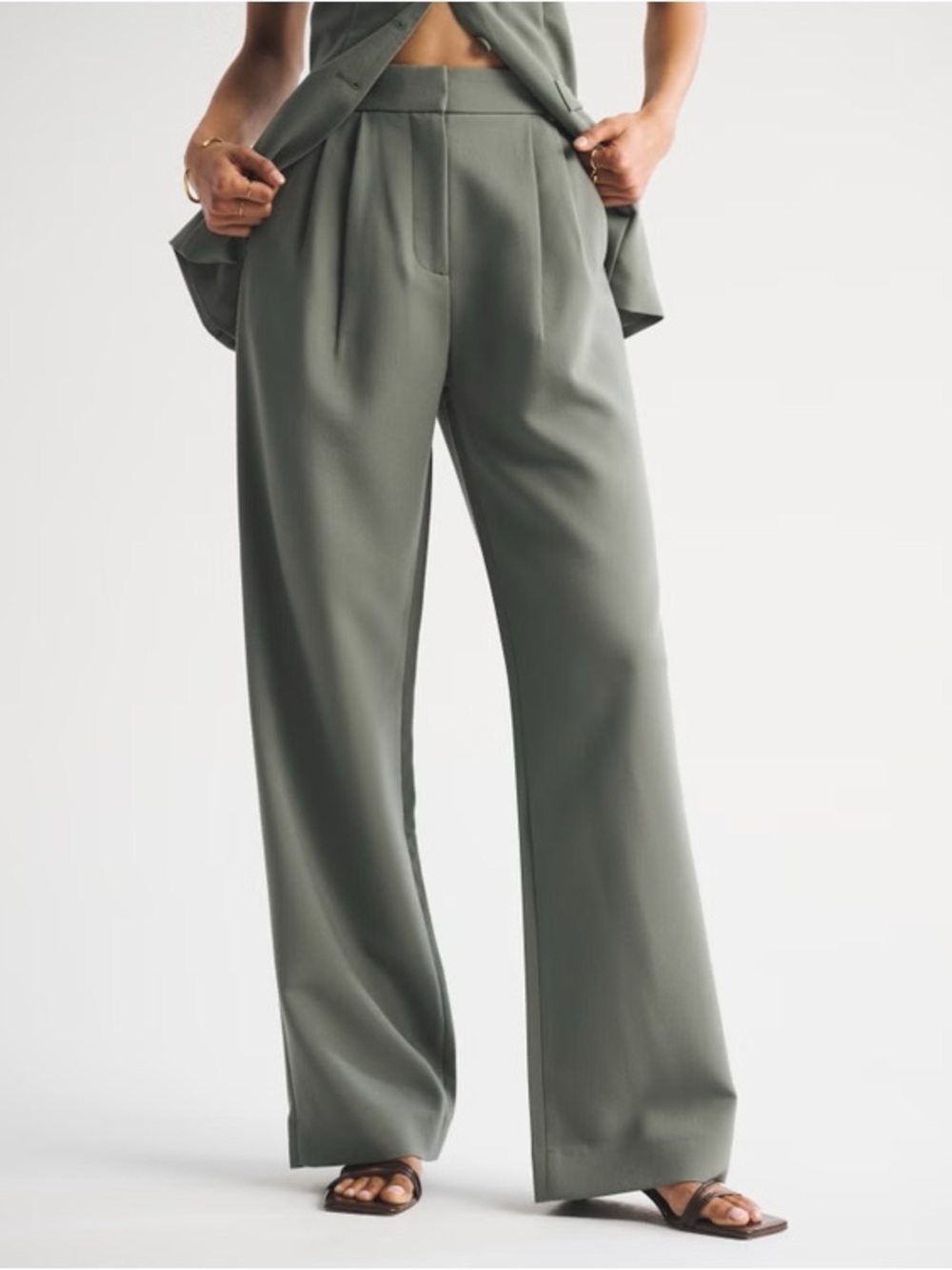 Abercrombie & Fitch Sloane Tailored Wide Leg Pant in Muted Basil - 24/00